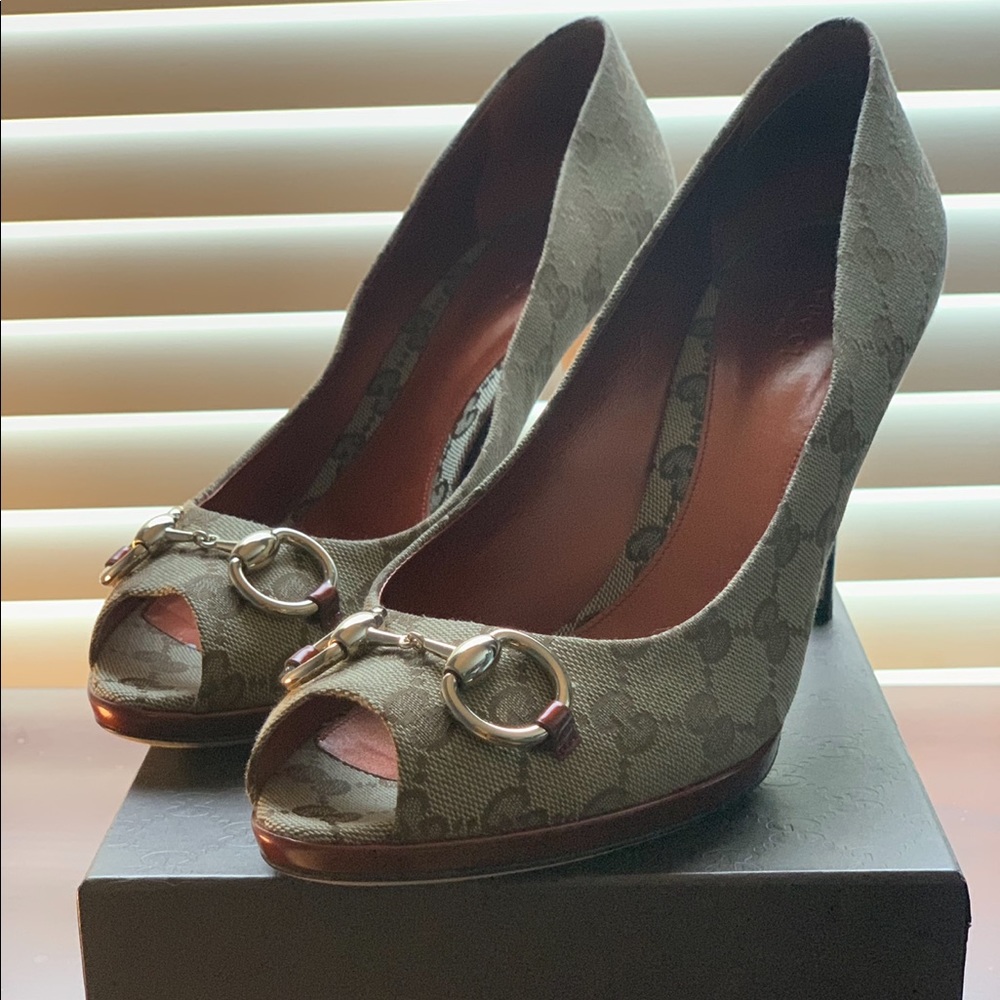 Gucci Horesebit peep Toe Pump with Gucci print